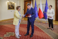 Minister Jan Grabiec wręcza akt powołania do Rady KSAP prof. Małgorzacie Bonikowskiej