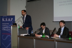 Łukasz Ośmiałowski z Ośrodka Kształcenia Ustawicznego przemawia na mównicy