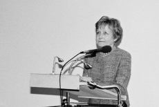 Prof. Zyta Gilowska przemawia przy mównicy.