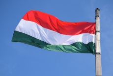 flaga węgierska na tle niebieskiego nieba