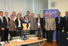 Zdjęcie grupowe urzędników administracji publicznej z Niemiec wraz z organizatorami wizyty.
