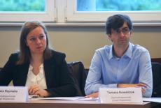 Dwoje uczestników Sylwia Rzymska i Tomasz Kowalczuk siedzą obok siebie przy stole. Oboje reprezentują Zachodniopomorski Urząd Wojewódzki.