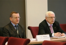 Dwóch uczestników drugiej edycji studium siedzi w czerwonych forelach . Jednym z nich jest Tadeusz Mataczun z Ministerstwa Obrony Narodowej.