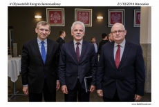 Prezes NIK Krzysztof Kwiatkowski i Dyrektor KSAP Jan Pastwa stoją w holu KSAP. Po między nimi stoi uczestnik kongresu.