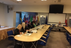 Uczestnicy szkolenia siedzą w ławkach w Przedstawicielstkie Komisji Europejskiej w Polsce.