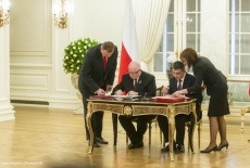 Dyrektor Krajowej Szkoły Administracji Publicznej Jan Pastwa podpisuje Memorandum.