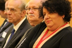 Claudia Torres-Bartyzel, Jan Pastwa i inni uczestnicy uroczystości siedzą