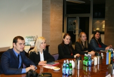 Słuchacze National Academy for Public Administration of Ukraine przy prezydencie Ukrainy siedzą przy stole.