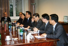 Delegacja przedstawicieli Shanghai Municipal Government siedzi przy stole.