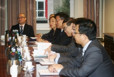 Delegacja przedstawicieli Shanghai Municipal Government siedzi przy stole.