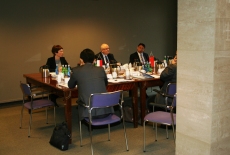 Delegacja przedstawicieli Shanghai Municipal Government oraz przedstawiciele KSAPsiedzi przy stole.