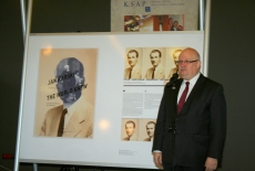 Dyrektor Jan Pastwa stoi koło wystawy.