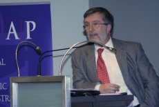 Ambasador Królestwa Hiszpanii Agustín Nuñez Martinez wygłasza wykład.