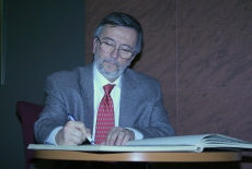 Ambasador Królestwa Hiszpanii Agustín Nuñez Martinez podpisuje księgę honorową.