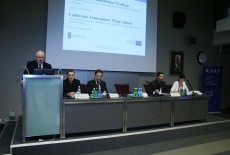 Dyrektor Jan Pastwa przemawia na mówinicy a czterech prelegentów zasiada przy stole prezydialnym.