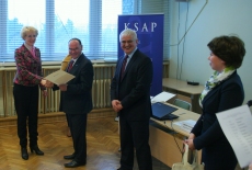 Uczestniczka seminarium odbiera dyplom z rąk Zastępcy Dyrektora KSAP, Marka Haliniaka