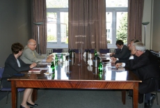 Goście z Ukrainy siedzą przy stole na przeciwko siedzi Dyrektor KSAP Jan Pastwa i Kierownik BD Katarzyna Woś.