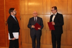 od lewej stoją Pan Paweł Szrot, zastępca szefa Kancelarii Prezesa Rady Ministrów. Jan Pastwa i Wojciech Federczyk