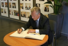 Prezydent Aleksander Kwaśniewski wpisuje sie do księgi pamiątkowej