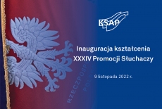 sztandar KSAP - biały orzeł na czerwonym tle, obok na granatowym tle logo KSAP i napis "inauguracja kształcenia XXXIV Promocji Słuchaczy 9 listopada 2022 r."