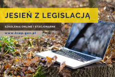 Otwarty laptop stoi na jesiennych liściach. Na tym tle napis: jesień z legislacją, szkolenia online i stacjonarne, www.ksap.gov.pl