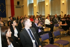 Uczestnicy konferencji siedzą zasłuchani na auli KSAP.