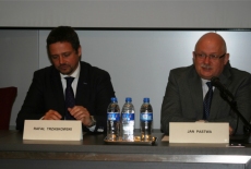 Minister administracji i cyfryzacji Rafał Trzaskowski i Dyrektor Krajowej Szkoły Administracji Publicznej Jan Pastwa siedzą przy stole prezydialnym.