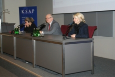Dyrektor Jan Pastwa, Anna Paszka i uczestnik konferencji siedzią przy stole. 
