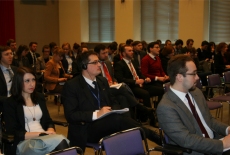 Uczestnicy piątej edycji konferencji Frankofońska zgromadzeni na sali słuchają odczytu. Wiele osób korzysta ze słuchawek.