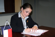 Przestawicielka Zurab Zhvania School of Public Administration, w Kutaisi, Gruzja podpisują porozumienie o współpracy.