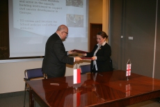 Dyrektor Jan Pastwa i przestawicielka Zurab Zhvania School of Public Administration, w Kutaisi, Gruzja podają sobie ręce.