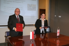Dyrektor Jan Pastwa i przestawicielka Zurab Zhvania School of Public Administration, w Kutaisi, Gruzja prezentują podpisane porozumienie.