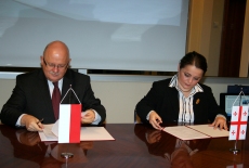 Dyrektor Jan Pastwa i przestawicielka Zurab Zhvania School of Public Administration, w Kutaisi, Gruzja podpisują porozumienie o współpracy.