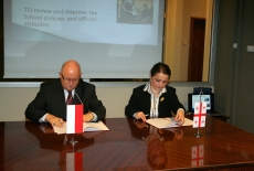 Dyrektor Jan Pastwa i przestawicielka Zurab Zhvania School of Public Administration, w Kutaisi, Gruzja podpisują porozumienie o współpracy.