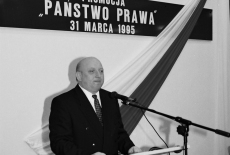 Józef Oleksy przemawia na mównicy.