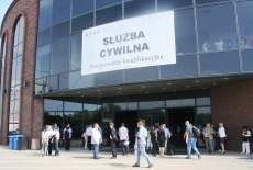 Uczestnicy postępowania kwalifikacyjnego dla pracowników służby cywilnej przed budynkiem Warszawskiego Centrum EXPO XXI