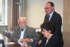 Przedstawicielka „Majdan Monitoring” na spotkaniu KSAP siedzi przy stole obok niej siedzi Prof. Stępień i Stoi Dyrektor Haliniak.