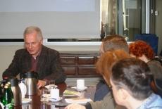 Przedstawiciele „Majdan Monitoring” na spotkaniu KSAP siedzą przy stole.