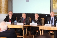 Przy stole siedzą od lewej: Waldemar Pawlak, Tadeusz Mazowiecki, Henryk Samsonowicz, Józef Oleksy 