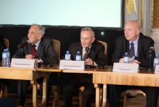 Przy stole siedzą od lewej: Tadeusz Mazowiecki, Henryk Samsonowicz, Józef Oleksy 