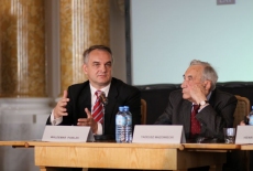 Przy stole siedzą od lewej: Waldemar Pawlak i Tadeusz mazowiecki