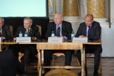 Przy stole siedzą od lewej: Tadeusz mazowiecki, Henryk Samsonowicz, Józef Oleksy i Kazimierz Marcinkiewicz