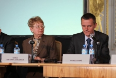 Od lewej siedzą przy stole: Paweł Banaś, Maria Gintow-Jankowicz