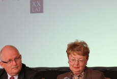 Od lewej siedzą przy stole: Jan Pastwa, Maria Gintow-Jankowicz