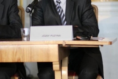 Pan Józef Puzyna siedzi i mówi do mikrofonu