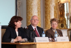 Od lewej siedzą przy stole: Barbara Kudrycka, Jan Pastwa, Maria Gintow-Jankowicz