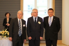 od lewej przedstawiciel delegacji, Jacek Czaputowicz, Sławomir Brudziński