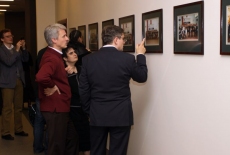 Goście przyglądają się zdjęciom absolwentów KSAP