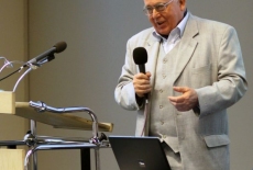 profesor Andrzej Wierzbicki stoi i mówi do mikrofonu
