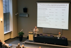 profesor Andrzej Wierzbicki stoi przy mównicy i przemawia